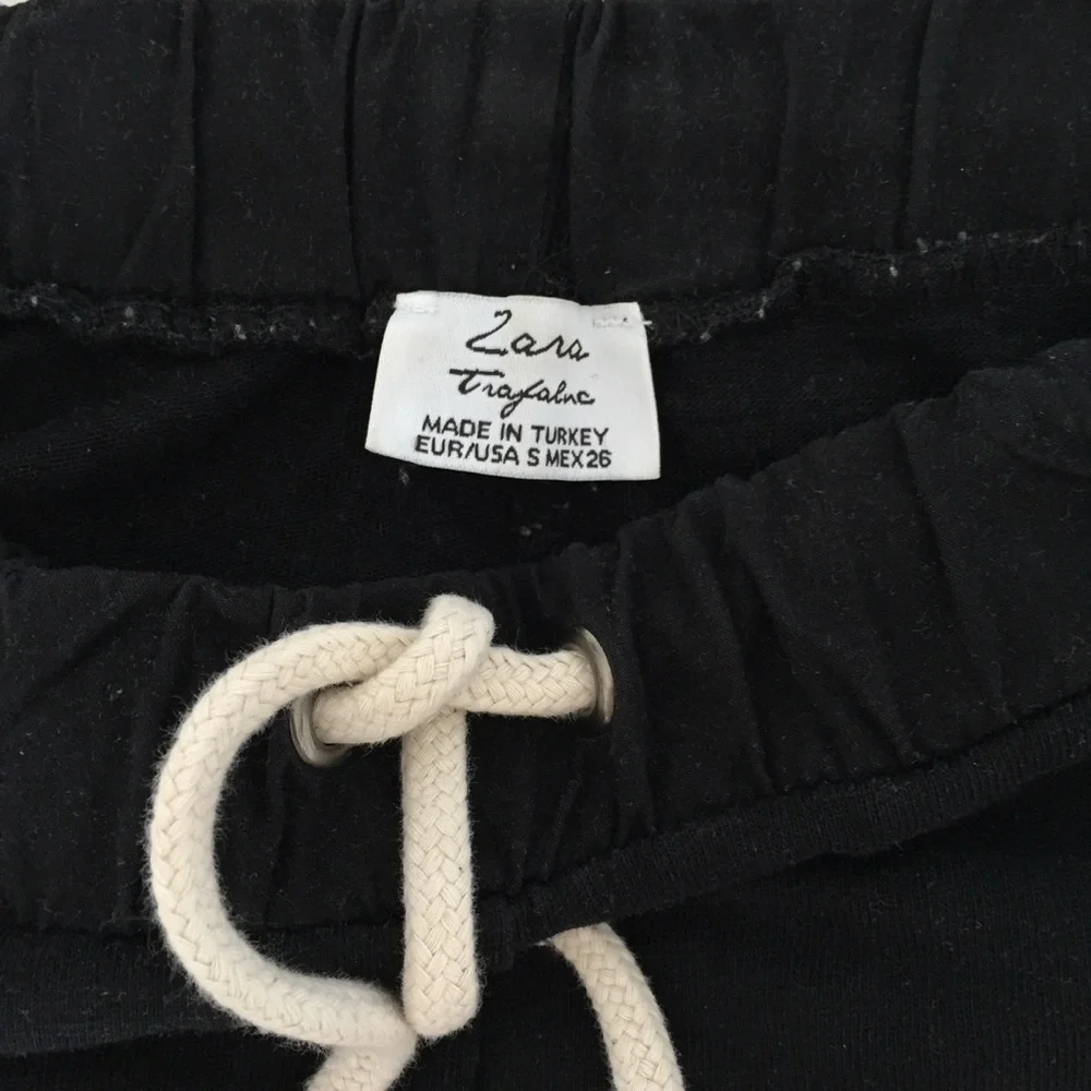 Zara Black Joggers for Effortless Style - Picture 2 of 3